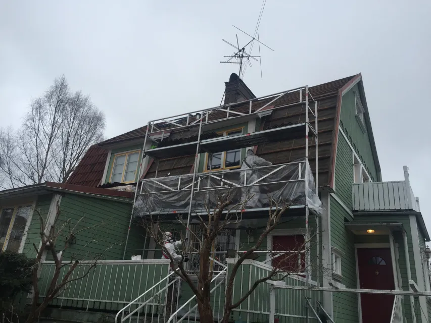 byggställning vid hus