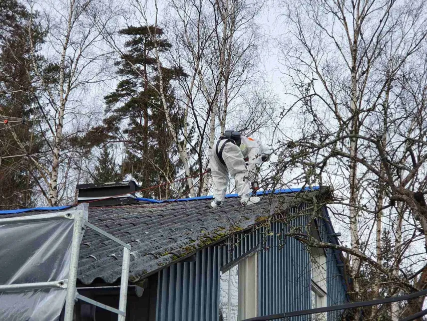 arbetar uppe på tak