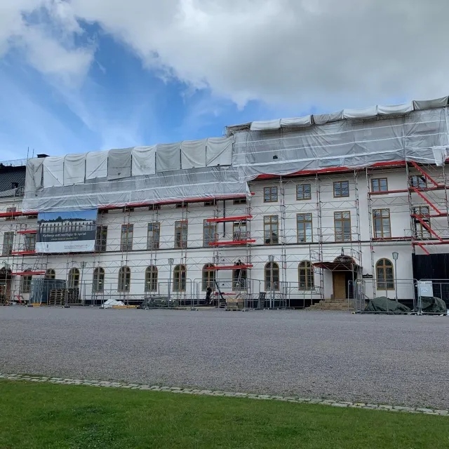 byggställning runt fastighet