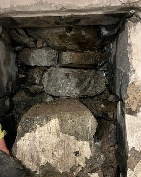 Håltagning i vägg murad av stora granitstenar