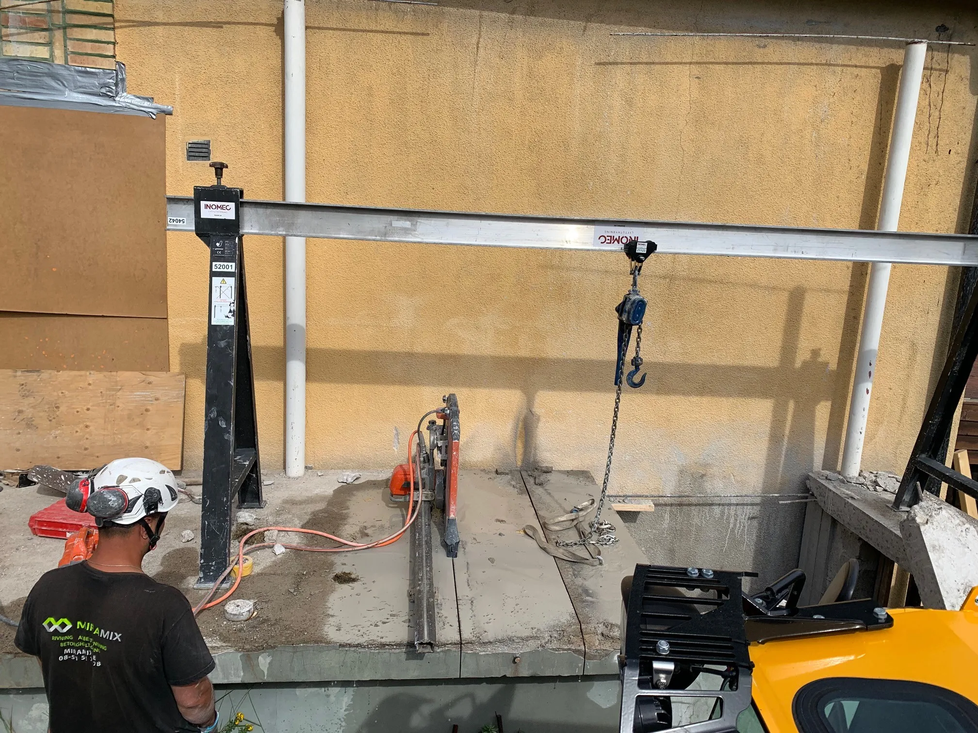 Betongsågning och rivning av gammal balkong