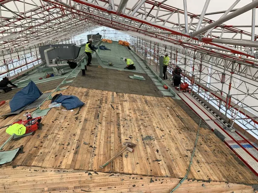 Rivning av plåttak i Täby