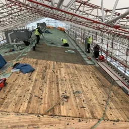 Rivning av plåttak i Täby