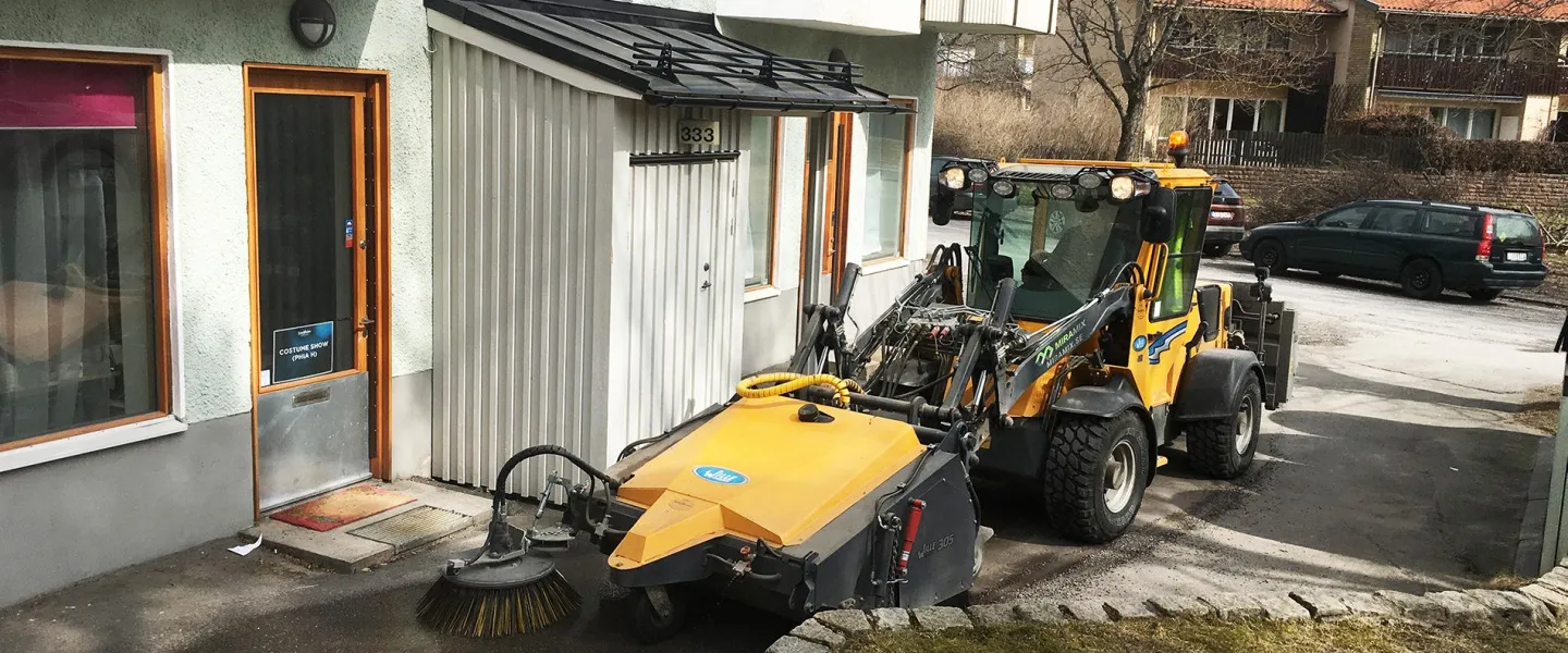 Snöplog utanför fastighet